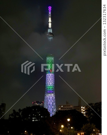 燈光璀璨的晴空塔 燈光璀璨的晴空塔 132317634