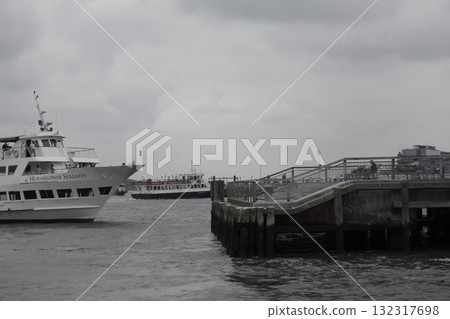New York: Manhattan pier and boats under a cloudy sky 132317698