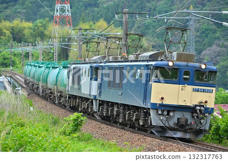 行駛於中央線豬名川區間的國鐵EF64型電力機車1026號 132317763