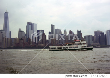 紐約：一艘觀光船沿著東河航行，背景是曼哈頓 132317888