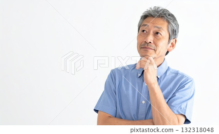 AI 圖片：老人雙臂交叉思考 132318048