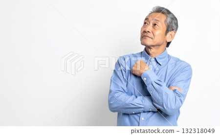 《AI image》Senior man with his arms crossed, thinking 《AI image》Senior man with his arms crossed, thinking 132318049