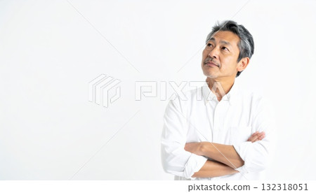 《AI image》Senior man with his arms crossed, thinking 《AI image》Senior man with his arms crossed, thinking 132318051