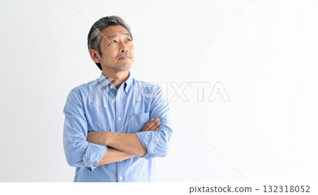《AI image》Senior man with his arms crossed, thinking 132318052