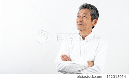 AI 圖片：老人雙臂交叉思考 132318054