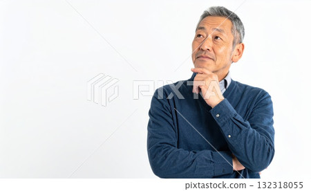 AI 圖片：老人雙臂交叉思考 132318055