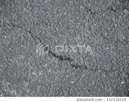 破裂的瀝青 132318129