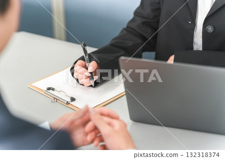 女商人在會議、商務談判或諮詢會議期間做筆記的手 132318374