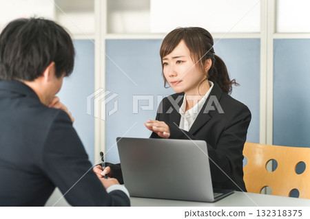 一名管理女商人和一名年輕商人舉行會議、面試、人員評估和會議。 132318375