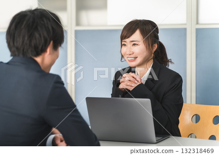 一名管理女商人和一名年輕商人舉行會議、面試、人員評估和會議。 一名管理女商人和一名年輕商人舉行會議、面試、人員評估和會議。 132318469