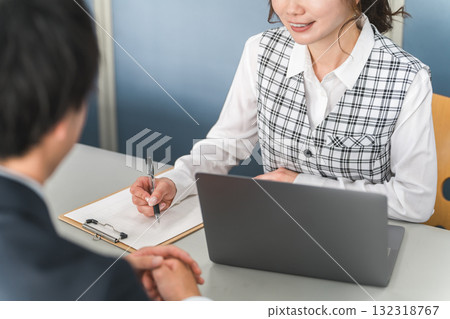 接待員為顧客、女辦公室職員及男顧客服務 132318767