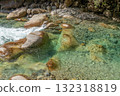 高透明度河水面 132318819