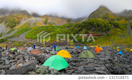 北阿爾卑斯的秋天：唐澤冰鬥。從露營地可以欣賞到穗高山脈的壯麗景色。 132318871