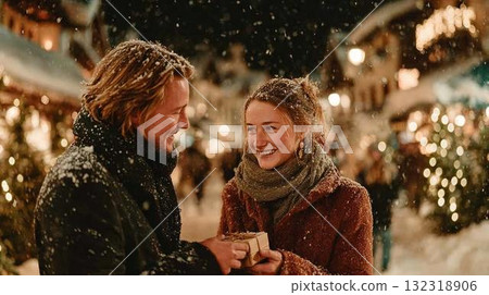 微笑的夫妻看著聖誕燈 微笑的夫妻看著聖誕燈 132318906