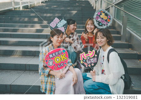 female, females, lady 132319081