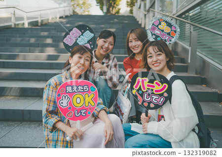 female, females, lady 132319082