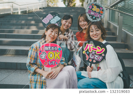 Supporting friends 132319083