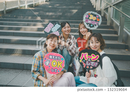 female, females, lady 132319084