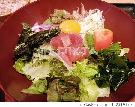 Vibrant seafood salad 132319150