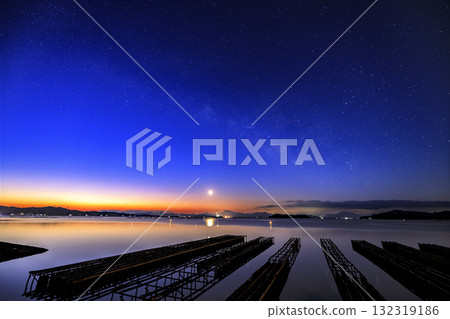 Setouchi winter starry sky: The Milky Way and the moon rising in the twilight sky Setouchi winter starry sky: The Milky Way and the moon rising in the twilight sky 132319186