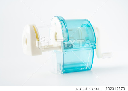 白色背景的淺藍色鉛筆刀 白色背景的淺藍色鉛筆刀 132319573