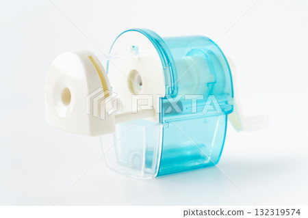 白色背景的淺藍色鉛筆刀 132319574