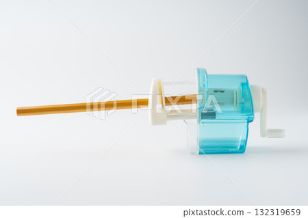 白色背景上的鉛筆和淺藍色鉛筆刀 白色背景上的鉛筆和淺藍色鉛筆刀 132319659
