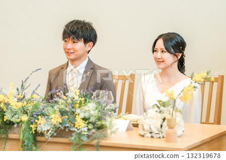 新郎新娘在婚宴的高砂席上聆聽問候 132319678