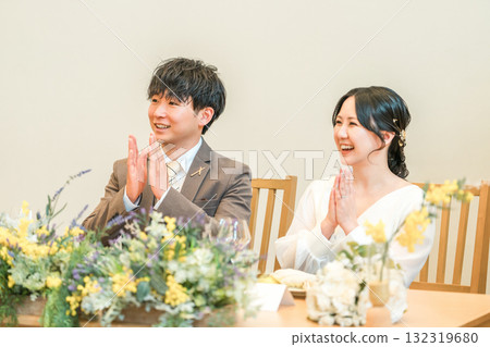 新郎新娘在婚宴的高砂席上聆聽問候 132319680