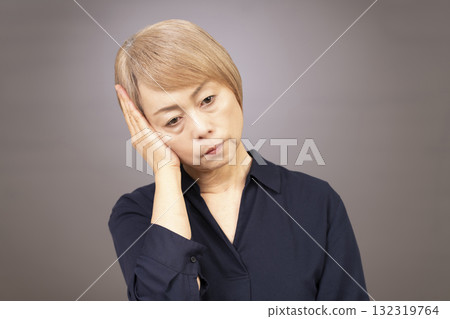 Negative senior woman 132319764