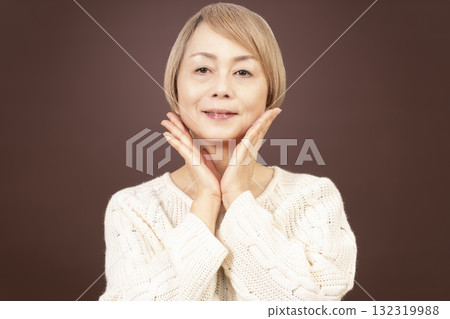Portrait of a smiling senior woman 132319988
