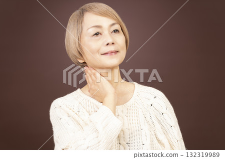 一位微笑的高級婦女的肖像 132319989