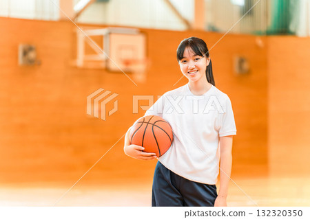 體育館裡身穿運動服、手抱籃球的女國中生和高中生 132320350