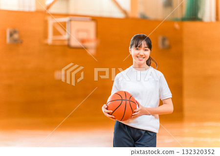 體育館裡身穿運動服、手抱籃球的女國中生和高中生 132320352