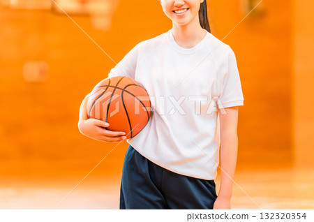 體育館裡身穿運動服、手抱籃球的女國中生和高中生 132320354