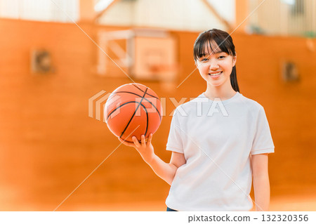 體育館裡身穿運動服、手抱籃球的女國中生和高中生 132320356