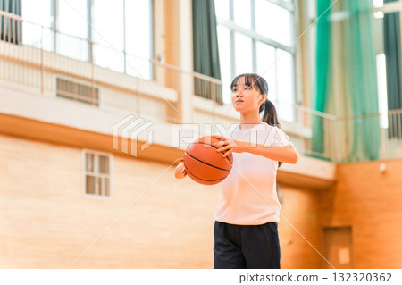 體育館裡身穿運動服、手抱籃球的女國中生和高中生 132320362