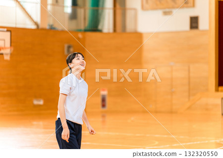 國中和高中女生穿著運動服和運動衫在體育館上課 132320550