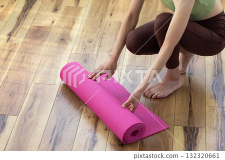 一位女士的手部特寫，準備瑜珈墊 132320661