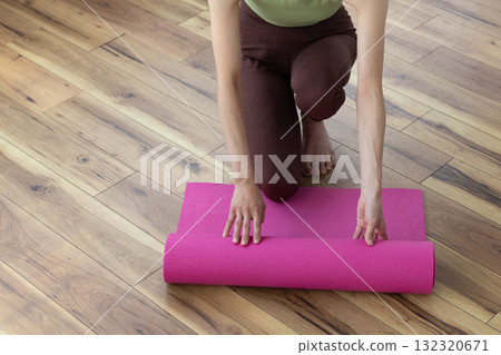 一位女士的手部特寫，準備瑜珈墊 132320671
