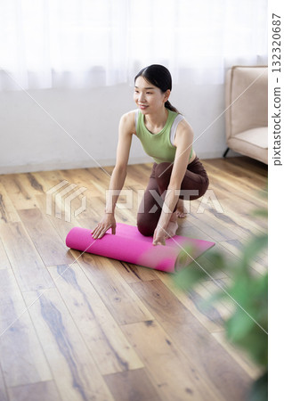 準備瑜珈墊的中年婦女 132320687