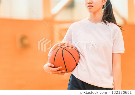 體育館裡身穿運動服、手抱籃球的女國中生和高中生 132320691