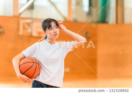 體育館裡身穿運動服、手抱籃球的女國中生和高中生 132320692