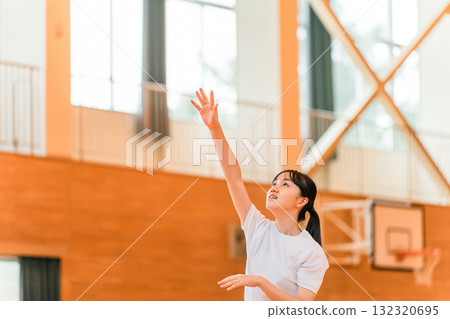 國中和高中女生穿著運動服和運動衫在體育館上課 132320695