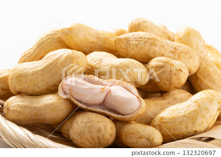 Raw peanuts 132320697