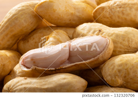 Raw peanuts Raw peanuts 132320706