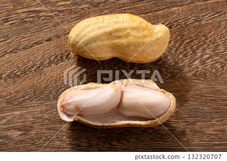 Raw peanuts Raw peanuts 132320707