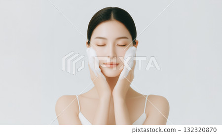 美麗的日本女人洗臉：美容廣告 132320870