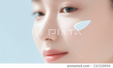 女人在臉頰上塗抹乳霜:早晨的護膚程序(美容廣告) 女人在臉頰上塗抹乳霜:早晨的護膚程序(美容廣告) 132320938