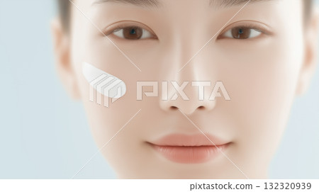 女人在臉頰上塗抹乳霜:早晨的護膚程序(美容廣告) 女人在臉頰上塗抹乳霜:早晨的護膚程序(美容廣告) 132320939